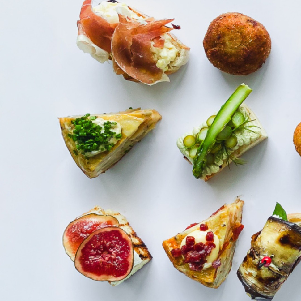 Pintxos z wędzonym łososiem i kawiorem